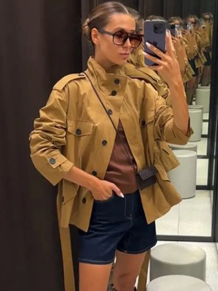 Emily højhalset jakke med bælte & skort-sæt