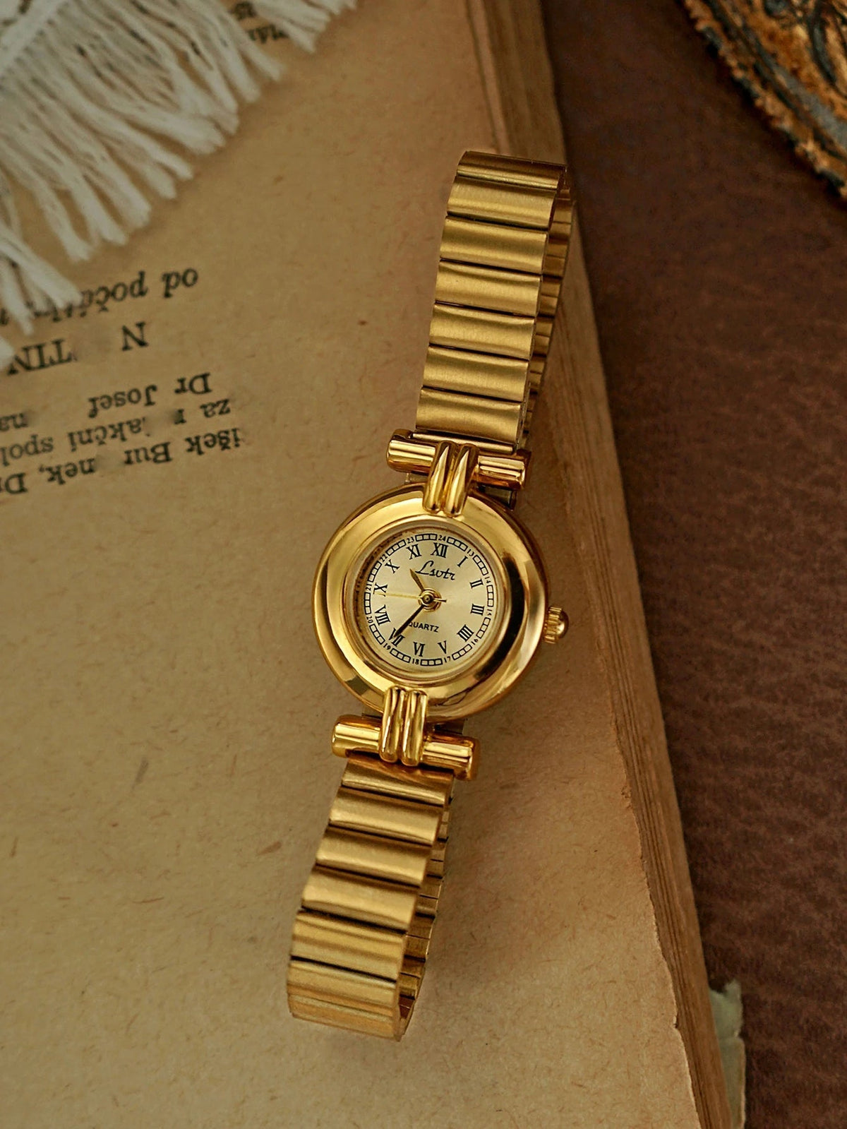 ZEYA - Calla Round Vintage Watch