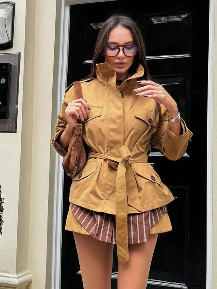 Emily højhalset jakke med bælte & skort-sæt