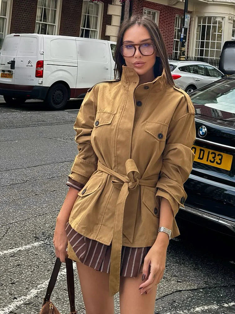 Emily højhalset jakke med bælte & skort-sæt