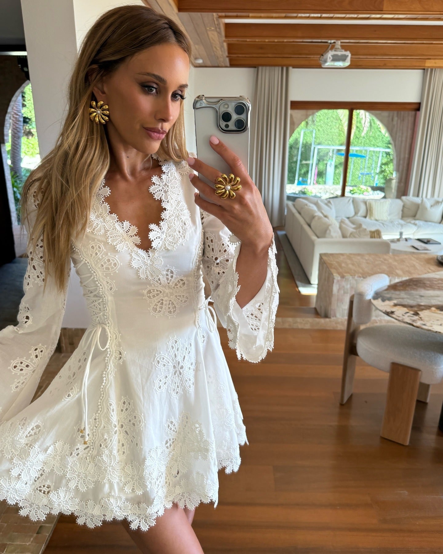 Sophia blonde mini-kjole med justerbar sidesnøring