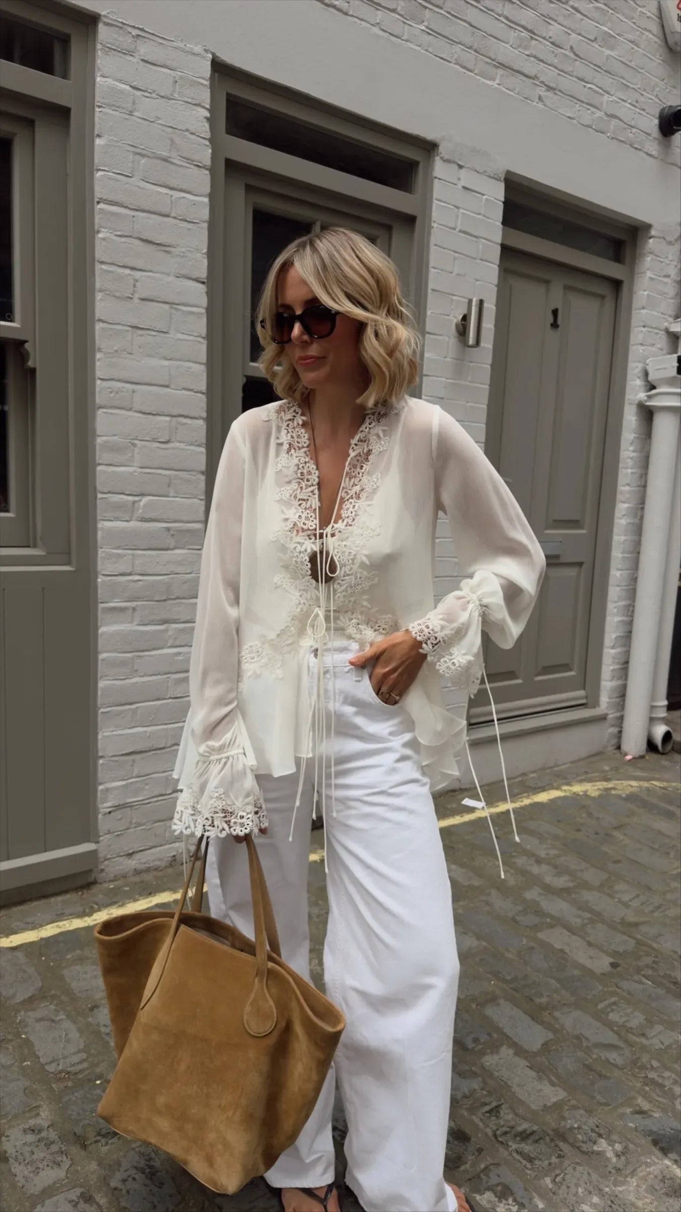 Halle top med bindebånd foran og blondeapplikation