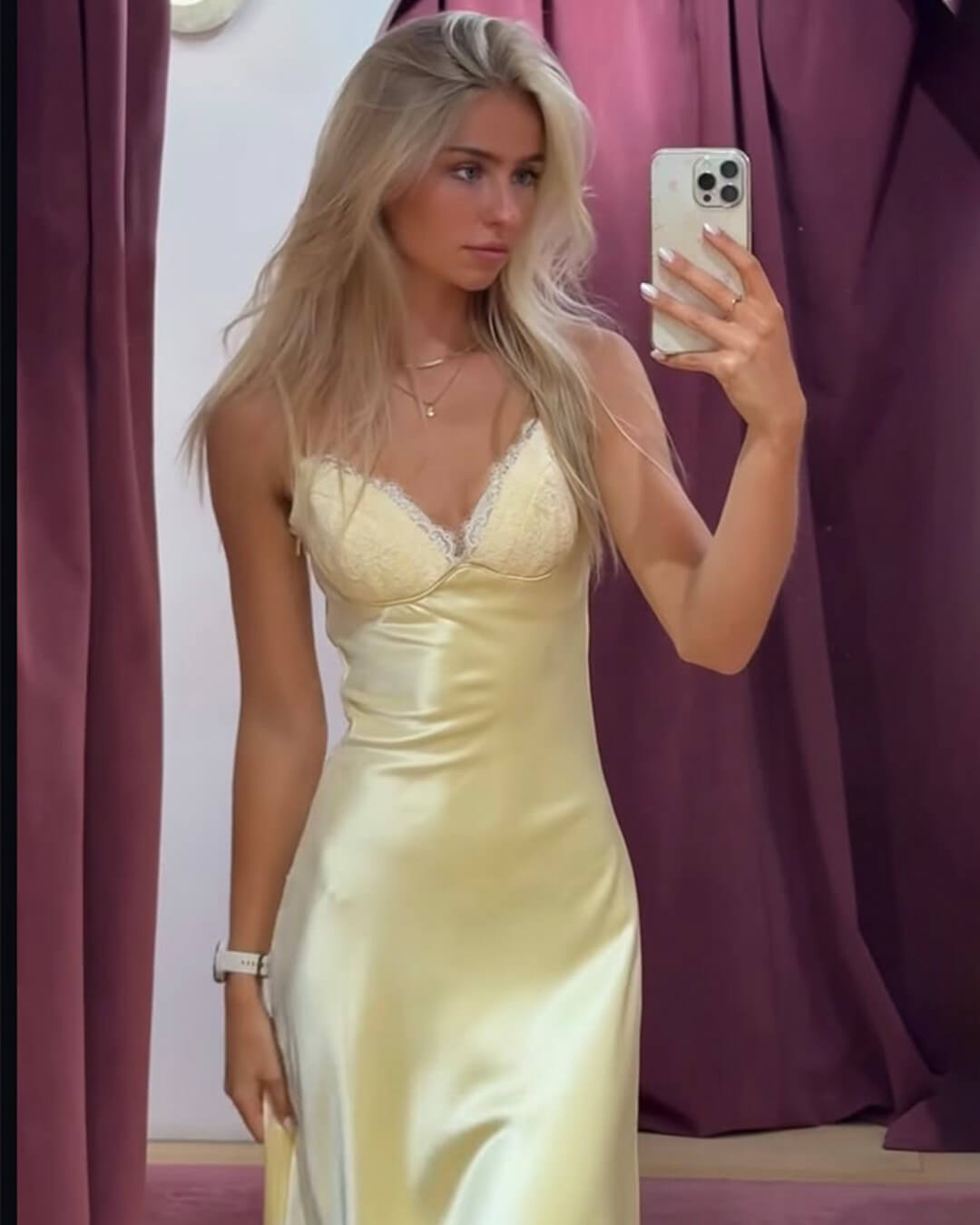 Marcella rygfri satin midikjole