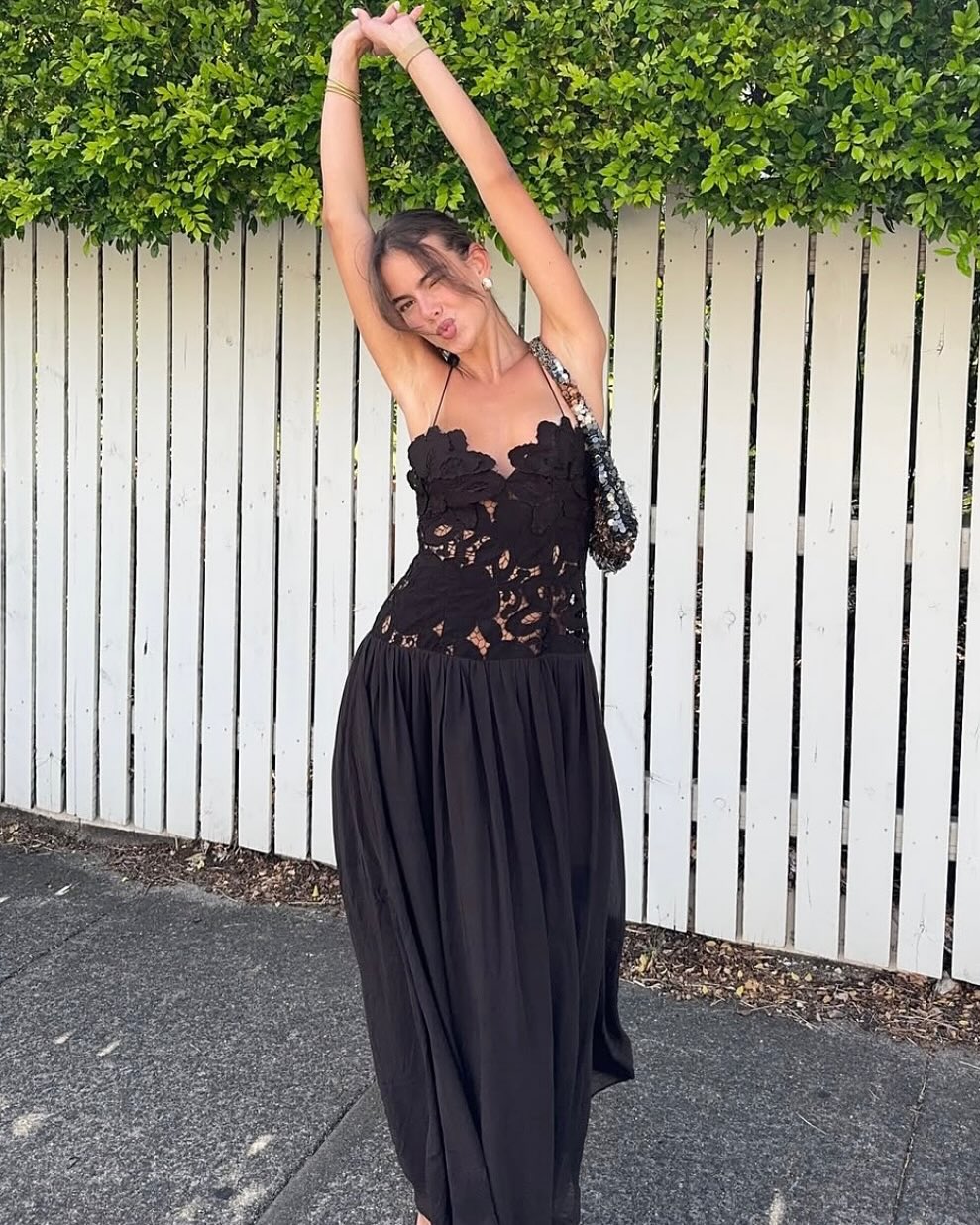 Kelli aftenkjole i blondemesh med halterneck