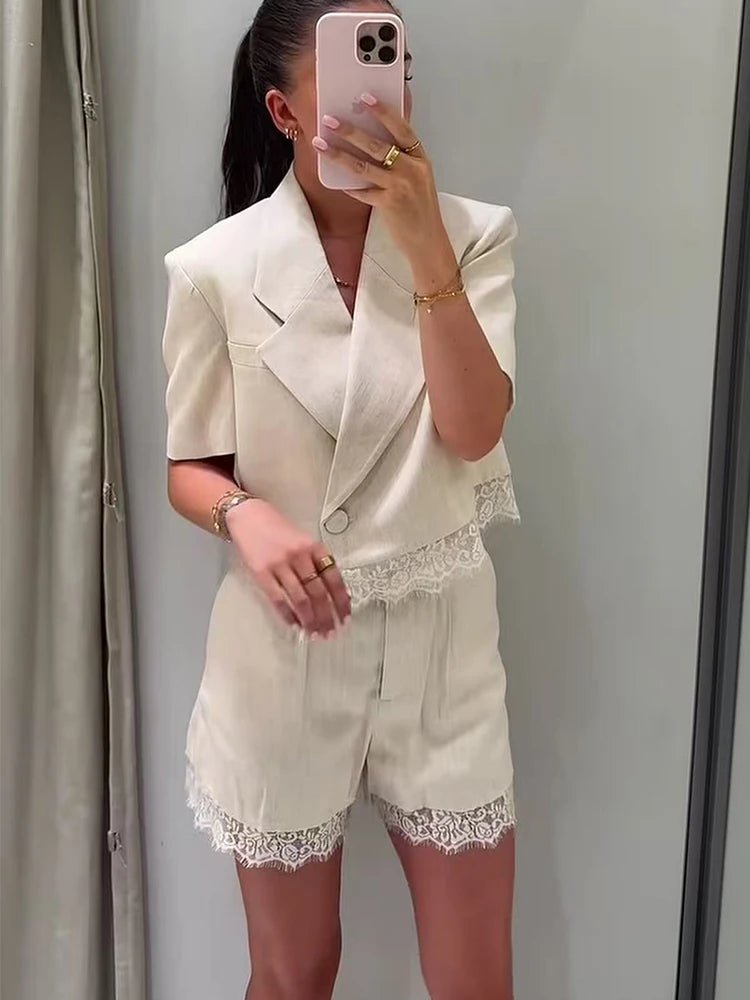 Margot kort to-delt sæt med blonde detaljer