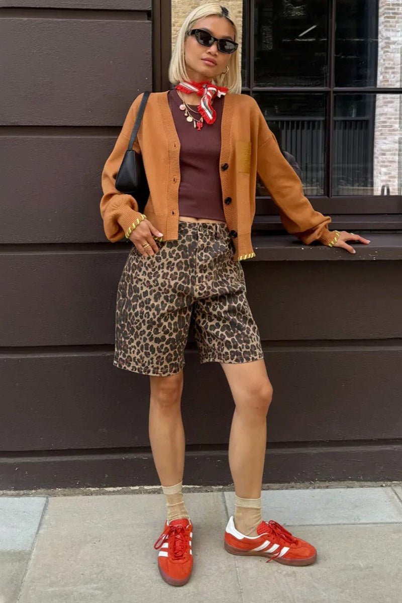 Carla shorts med leopardprint