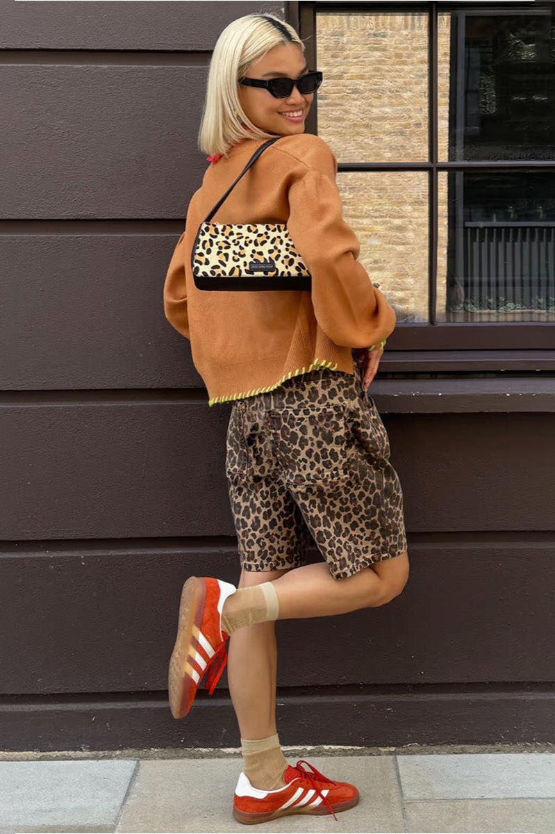 Carla shorts med leopardprint