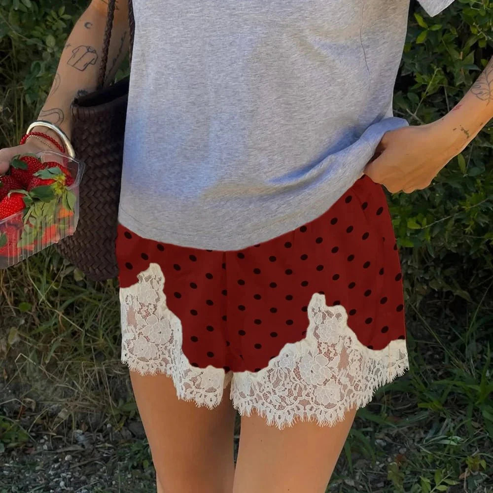 Natasha polkaprikkede shorts med blondekant