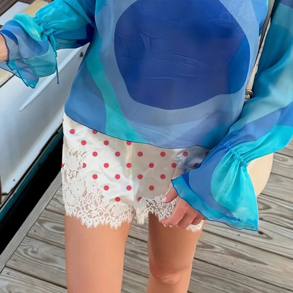 Natasha polkaprikkede shorts med blondekant
