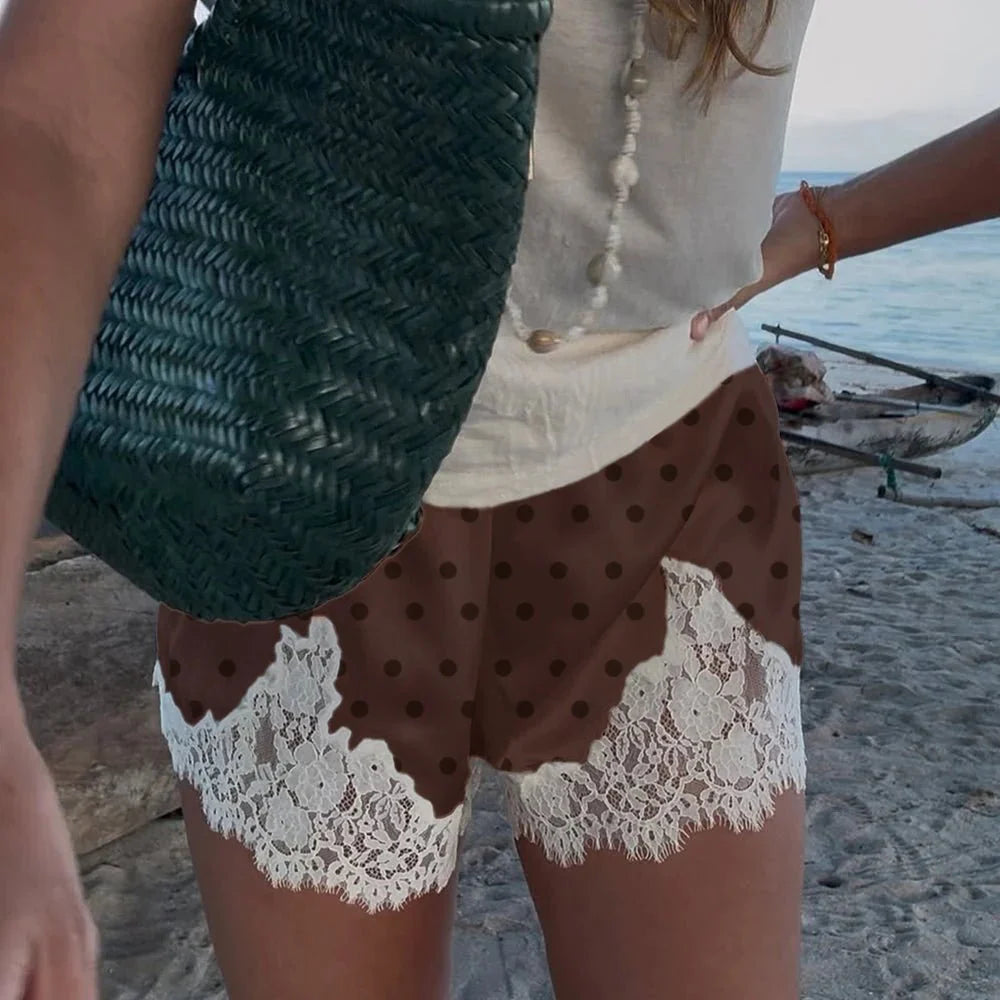 Natasha polkaprikkede shorts med blondekant