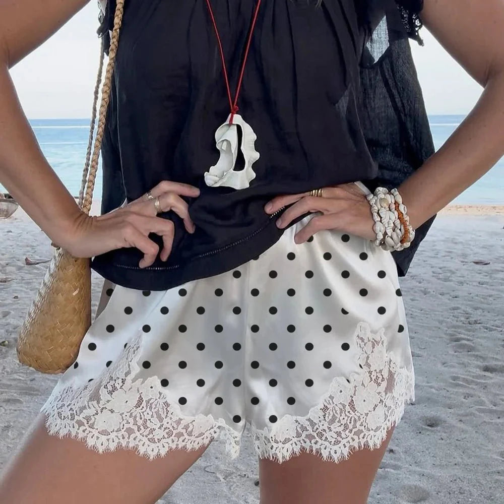 Natasha polkaprikkede shorts med blondekant