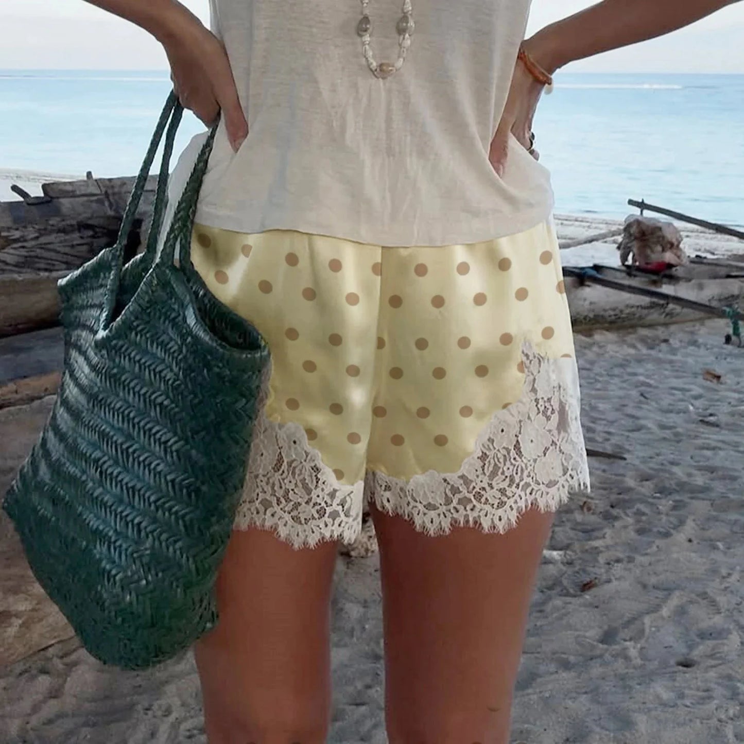 Natasha polkaprikkede shorts med blondekant