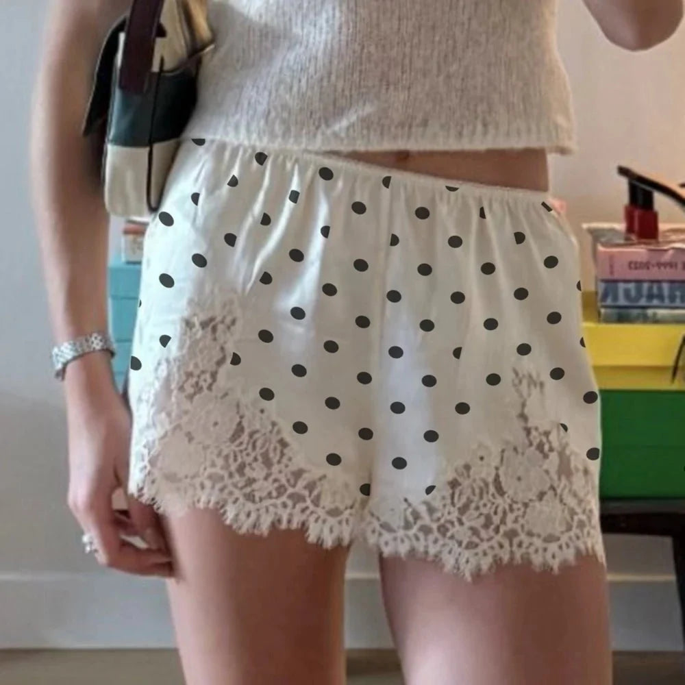 Natasha polkaprikkede shorts med blondekant