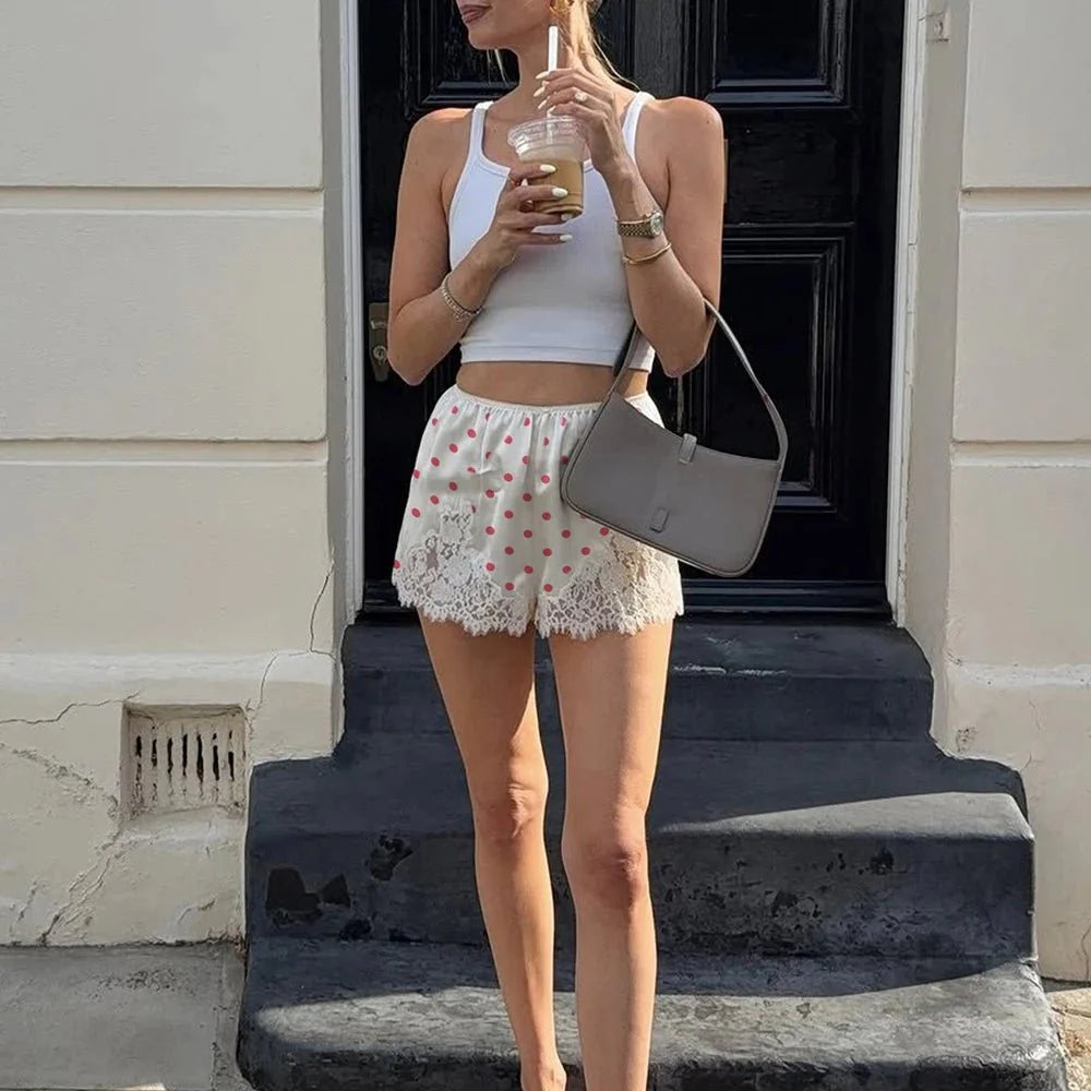 Natasha polkaprikkede shorts med blondekant