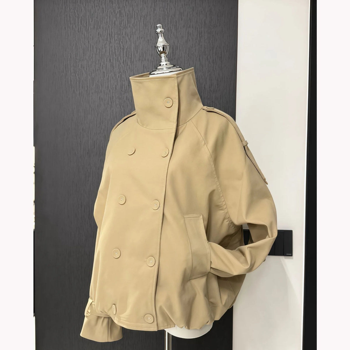 Natalie kort trenchcoat med høj krave
