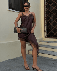 Melissa Asymmetrisk satin midi-kjole med blonder